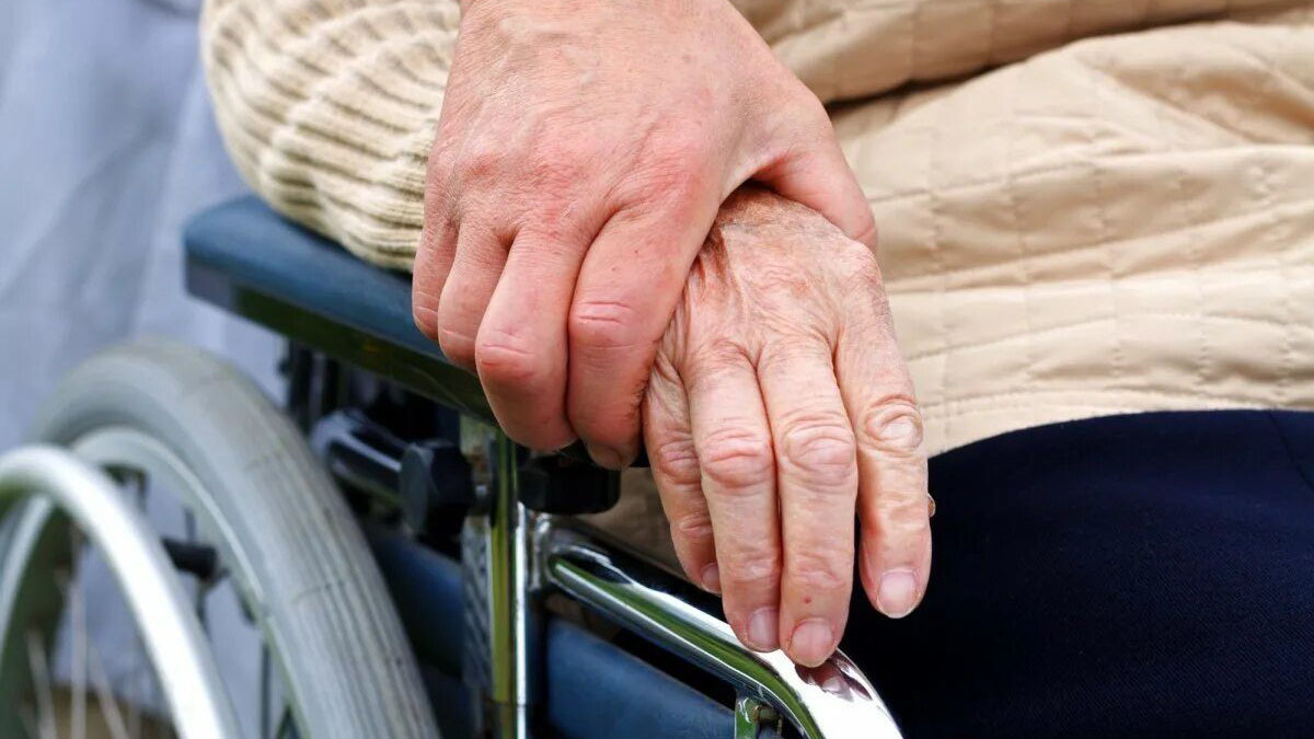 Кто может ухаживать за пенсионером. Пенсионер инвалид. Уход за инвалидом. Недееспособный человек. Выплаты пожилым.